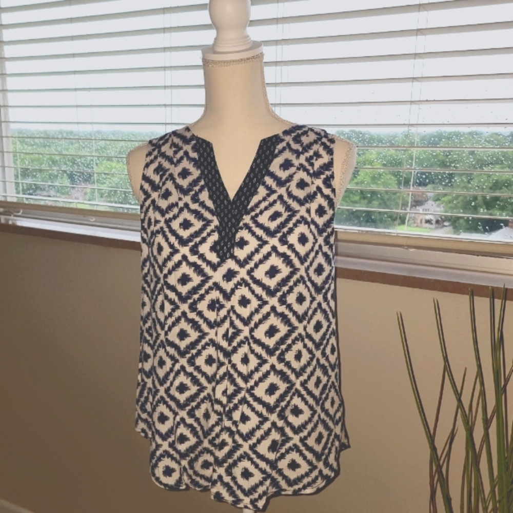 SKIES ARE BLUE AINA SPLIT NECK TOP SIZE MEDIUM NAVY & WHITE